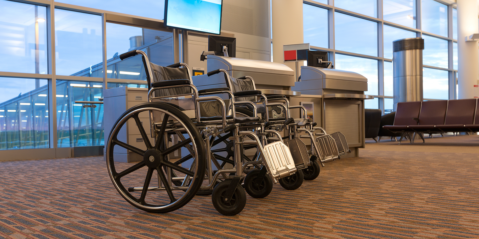 Инвалид в коляске аэропорт