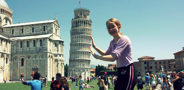 12 daggiest tourist photo poses