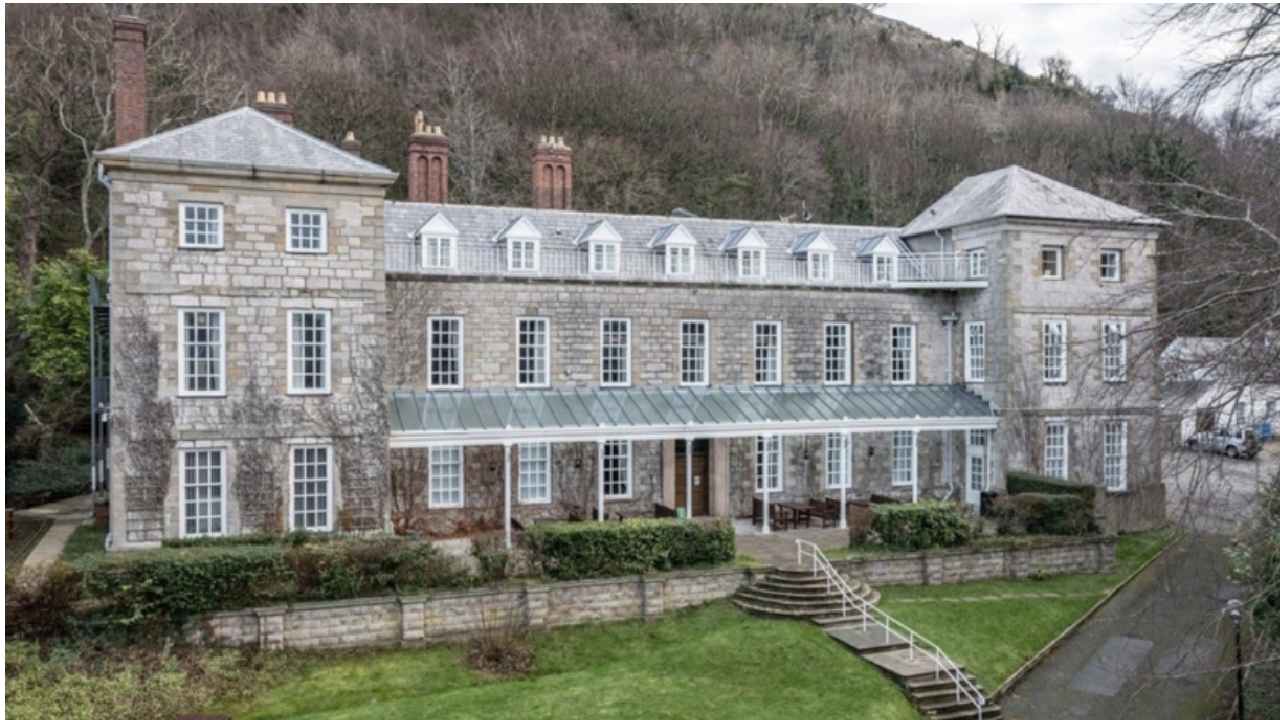 Why this 15-bedroom mansion will fetch well under $1 million