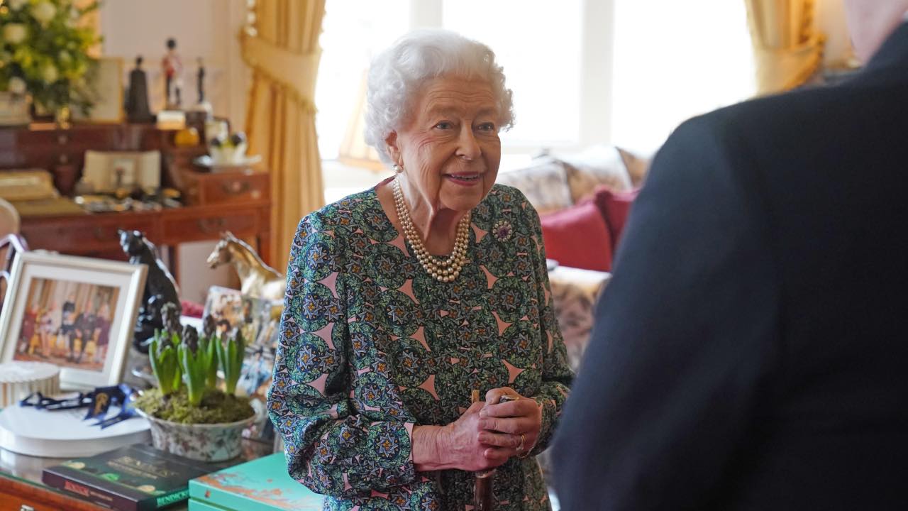 "I can't move": Queen's first visit since COVID scare