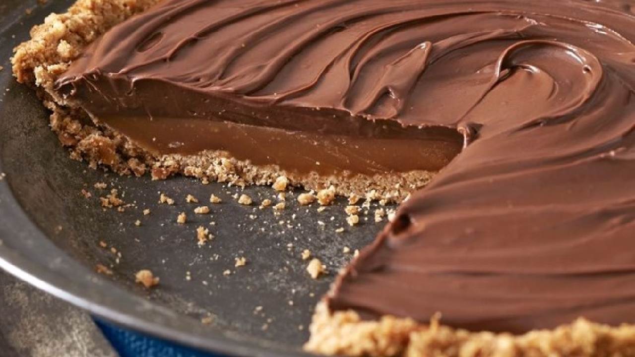 Easy and delicious choc, hazelnut and caramel pie  