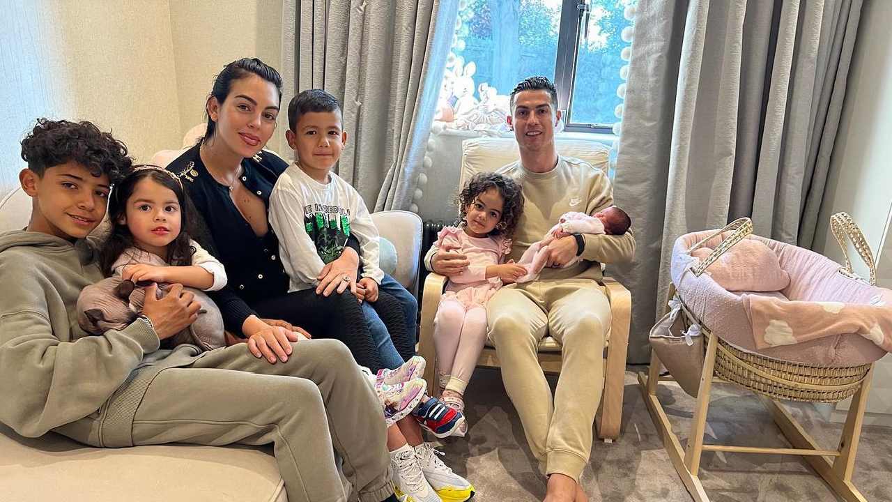 First pic of Ronaldo's new baby daughter
