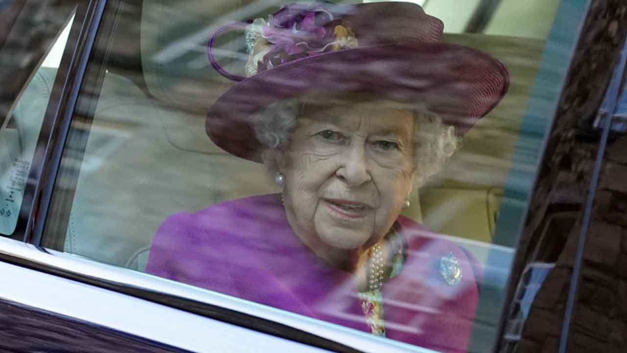 ﻿"Very lucky": Queen in near-miss road incident