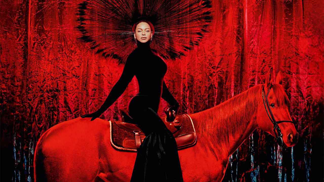 Beyoncé stuns with return to Vogue cover