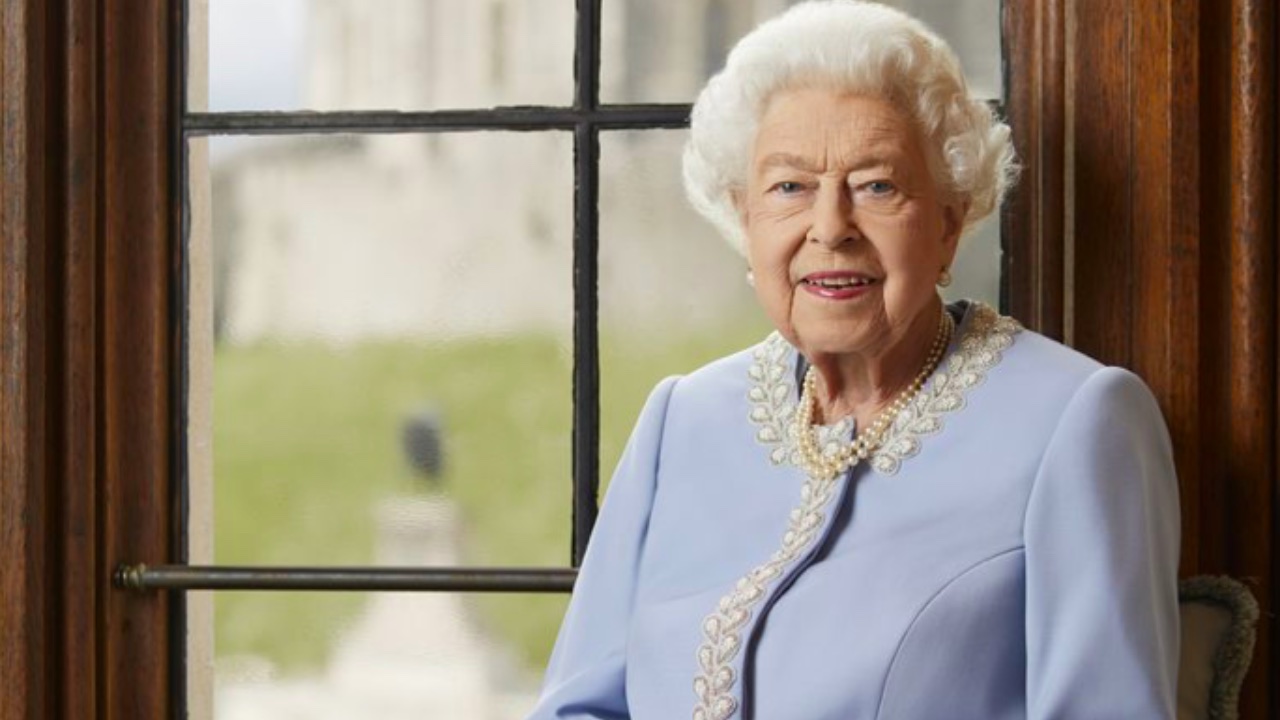 Beautifully understated new portrait of the Queen released
