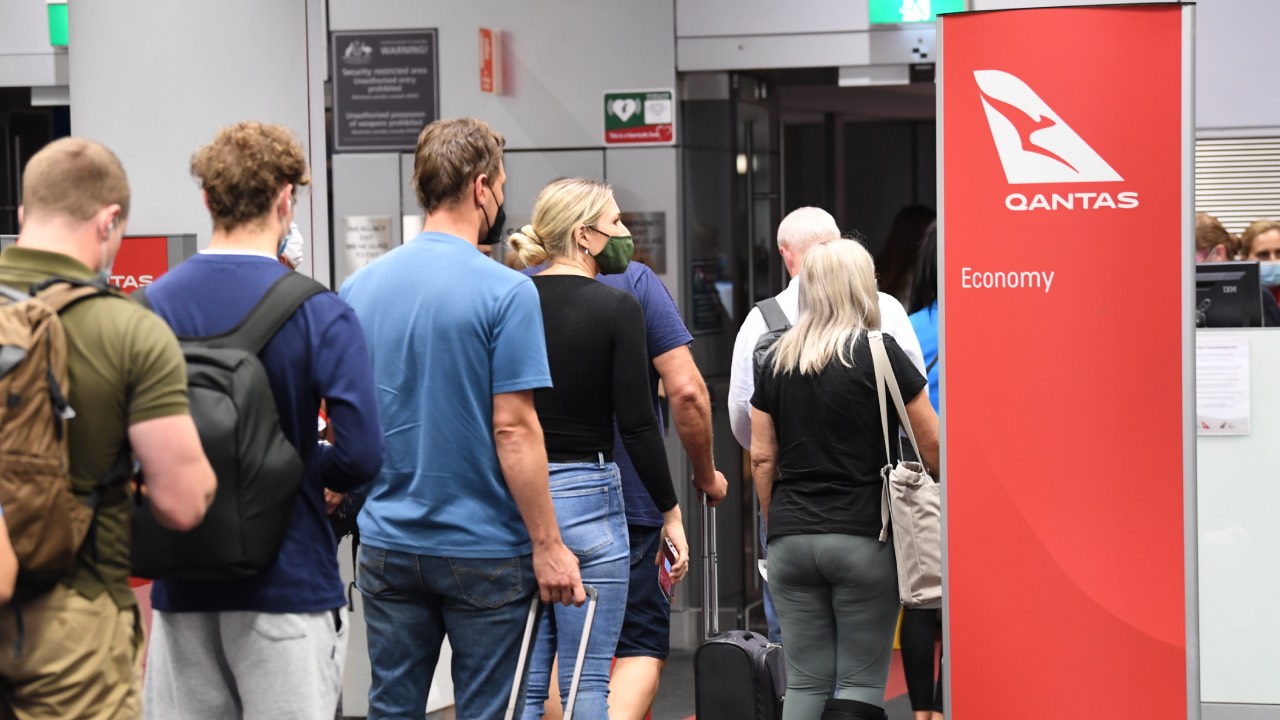 Qantas loses woman's luggage that contains her mother's ashes