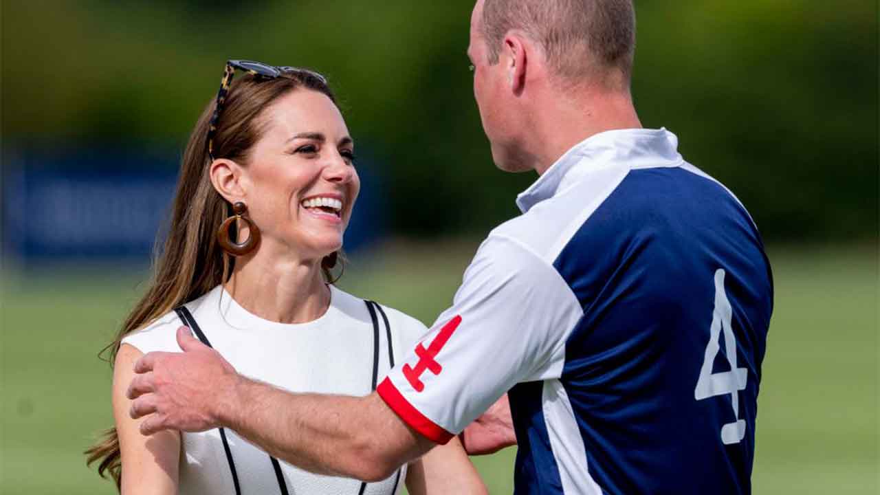 ﻿Kate and Wills break royal protocol﻿﻿