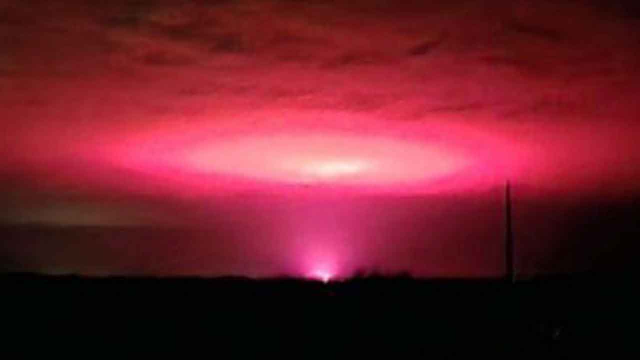 PINK sky at night?! Odd reason for unearthly glow over Aussie town