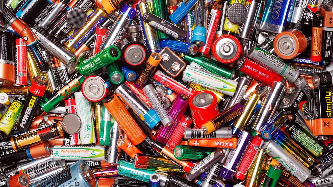 Explainer: how do batteries work?