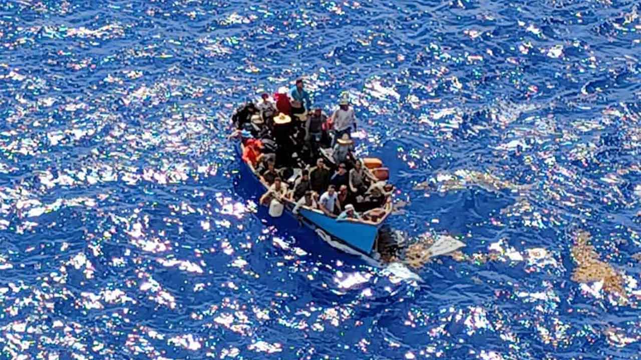 Cruise ship rescues 20 refugees