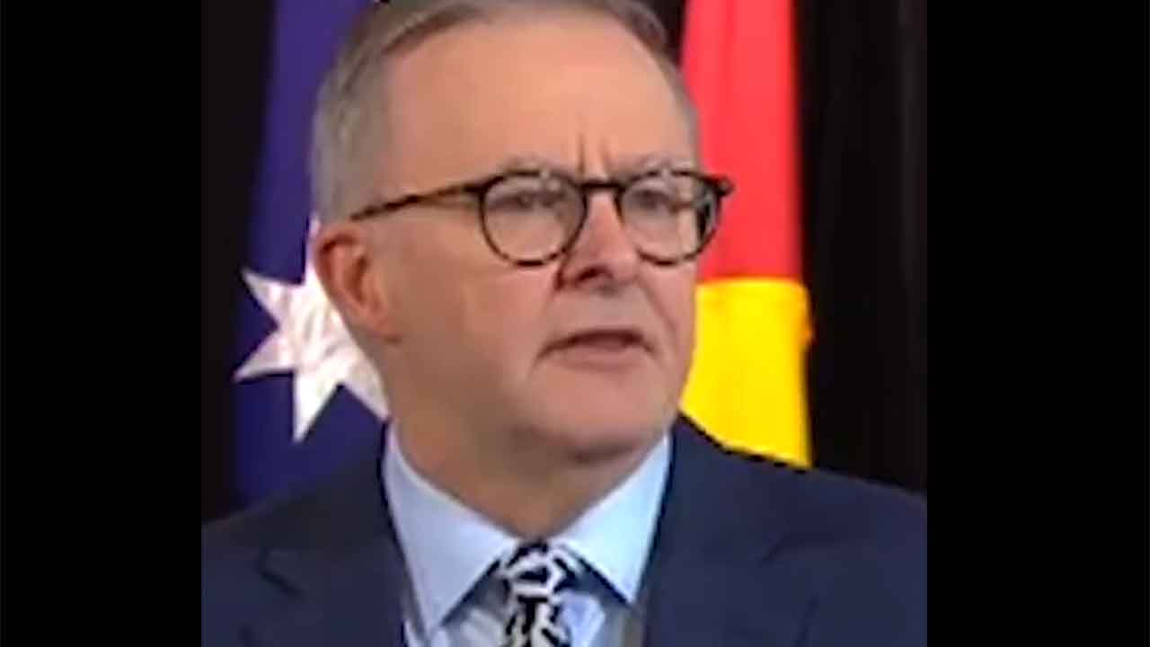 "Put it up properly!" PM criticised for public flag blunder