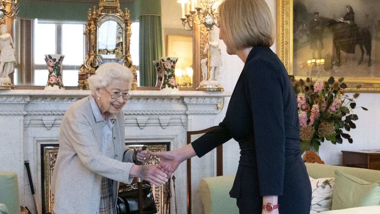 Worrying photo sparks fresh concerns for Queen Elizabeth's health