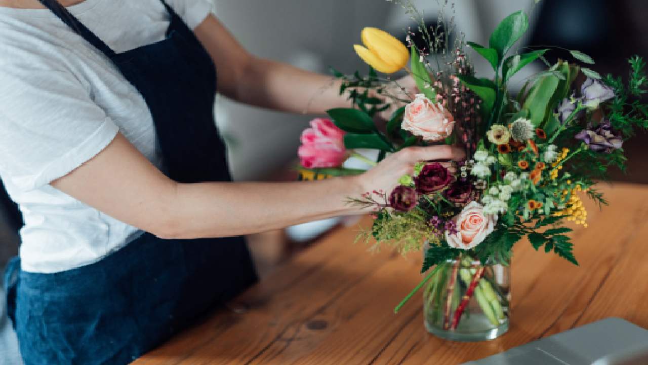 7 tips to make fresh flowers last longer