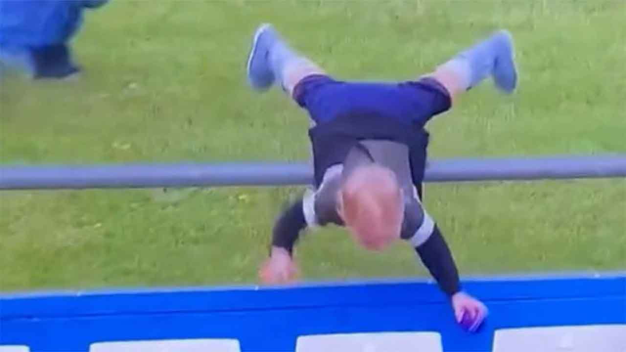 Classic NON catch as kid takes a tumble at the cricket
