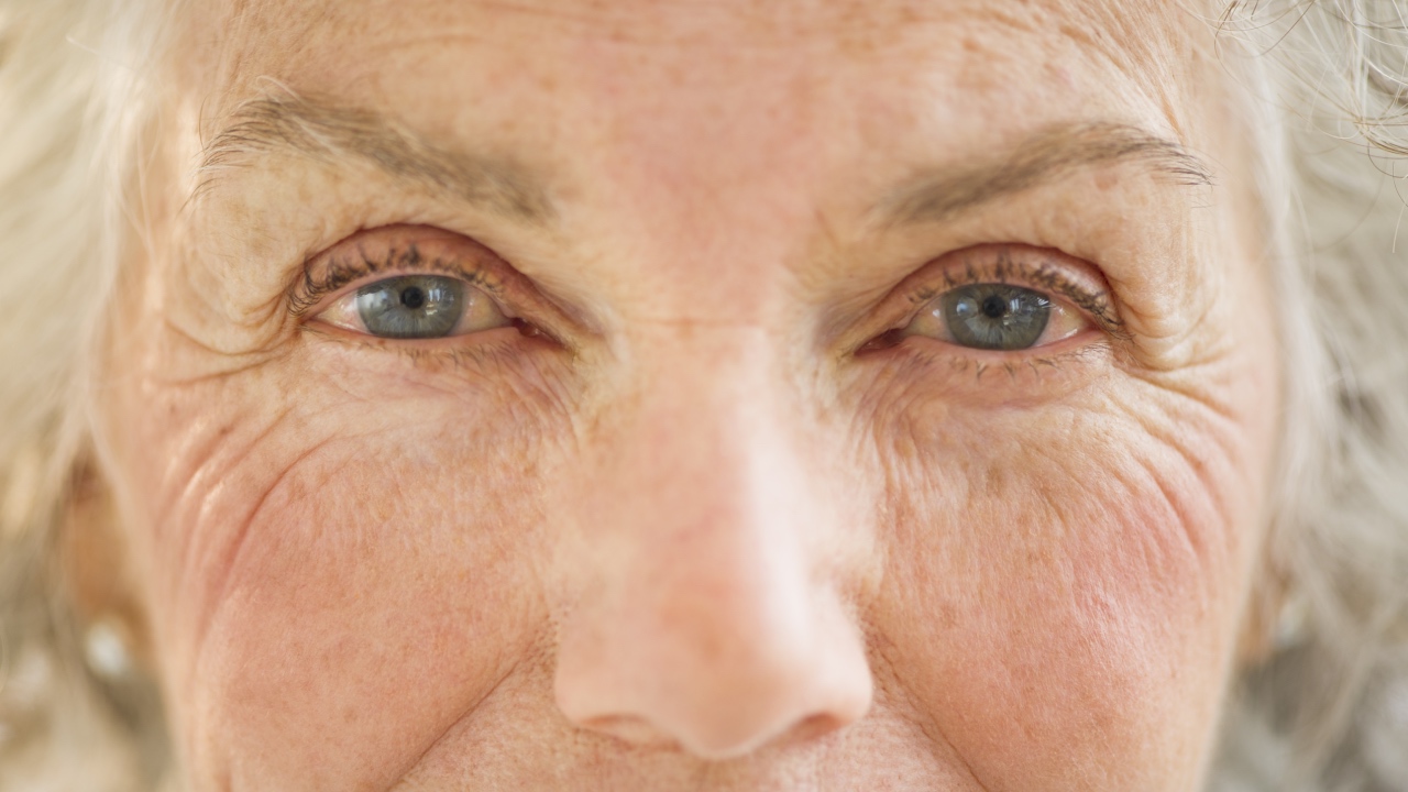 7 habits that can prematurely age your eyes