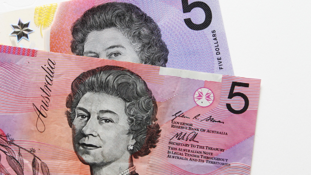 Queen Elizabeth's spot on the $5 note in jeopardy