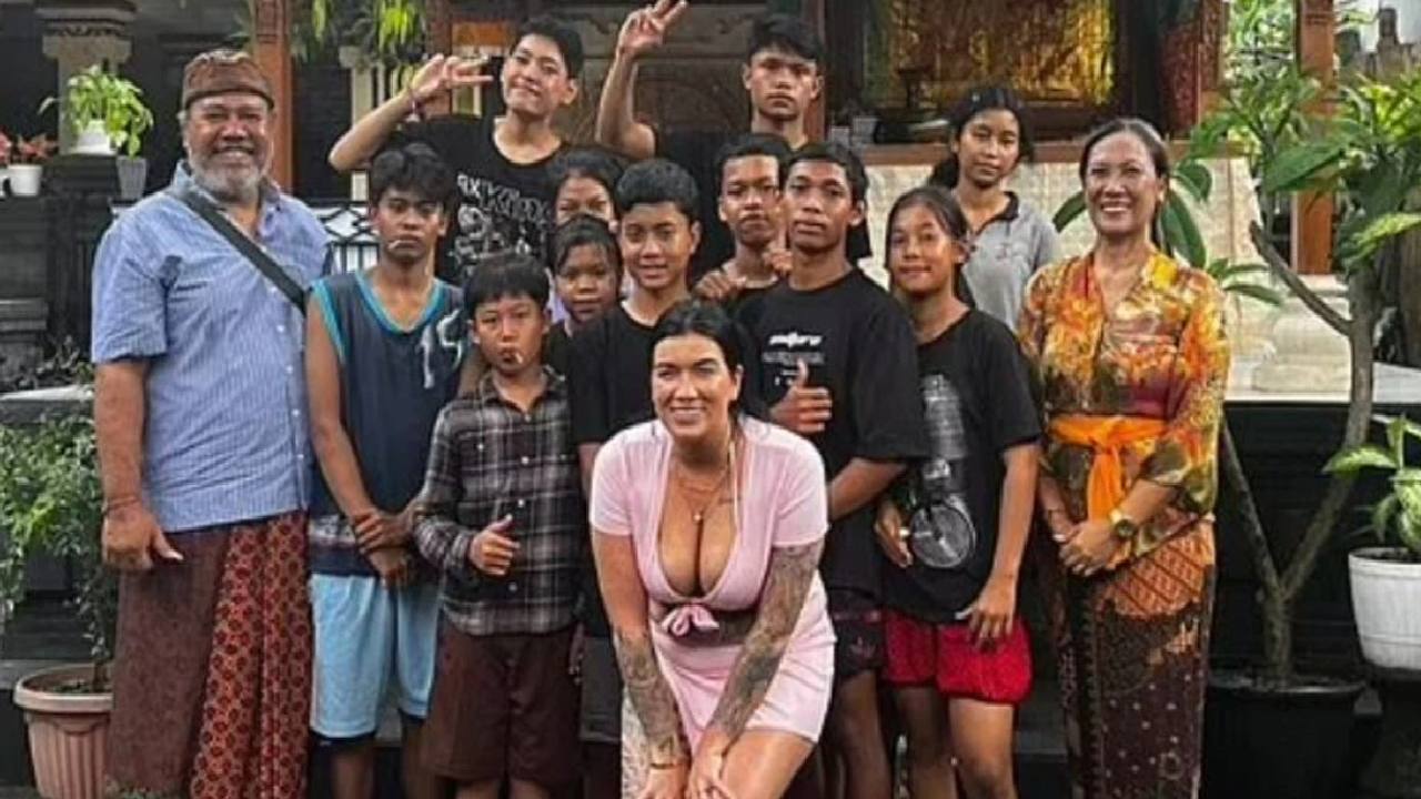 Aussie tourist criticised for outfit choice while visiting an orphanage in Bali