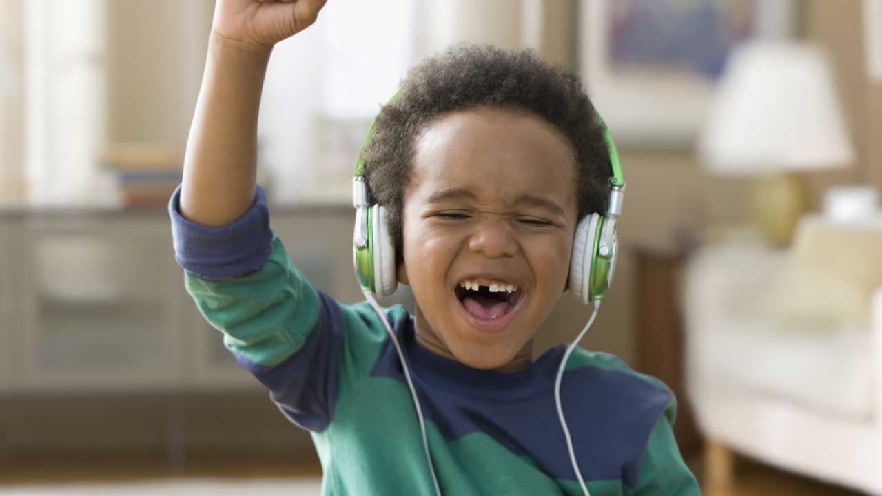 Pumping loud music is putting more than 1 billion young people at risk of hearing loss
