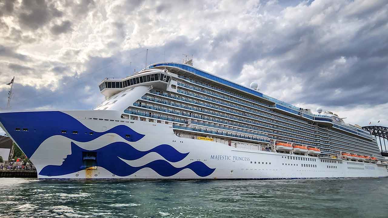 800 Covid-positive cruise goers disembark at Sydney