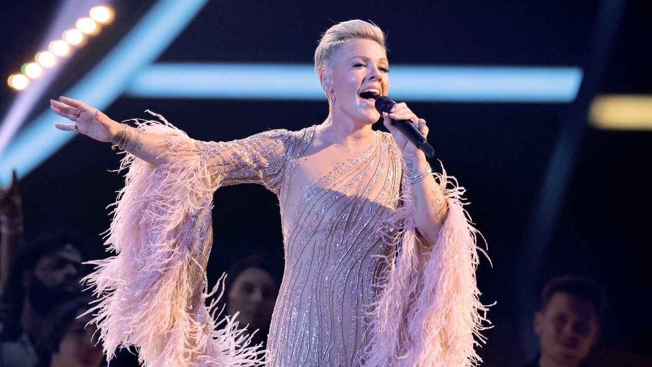 Standing ovation for Pink's stirring tribute to Olivia