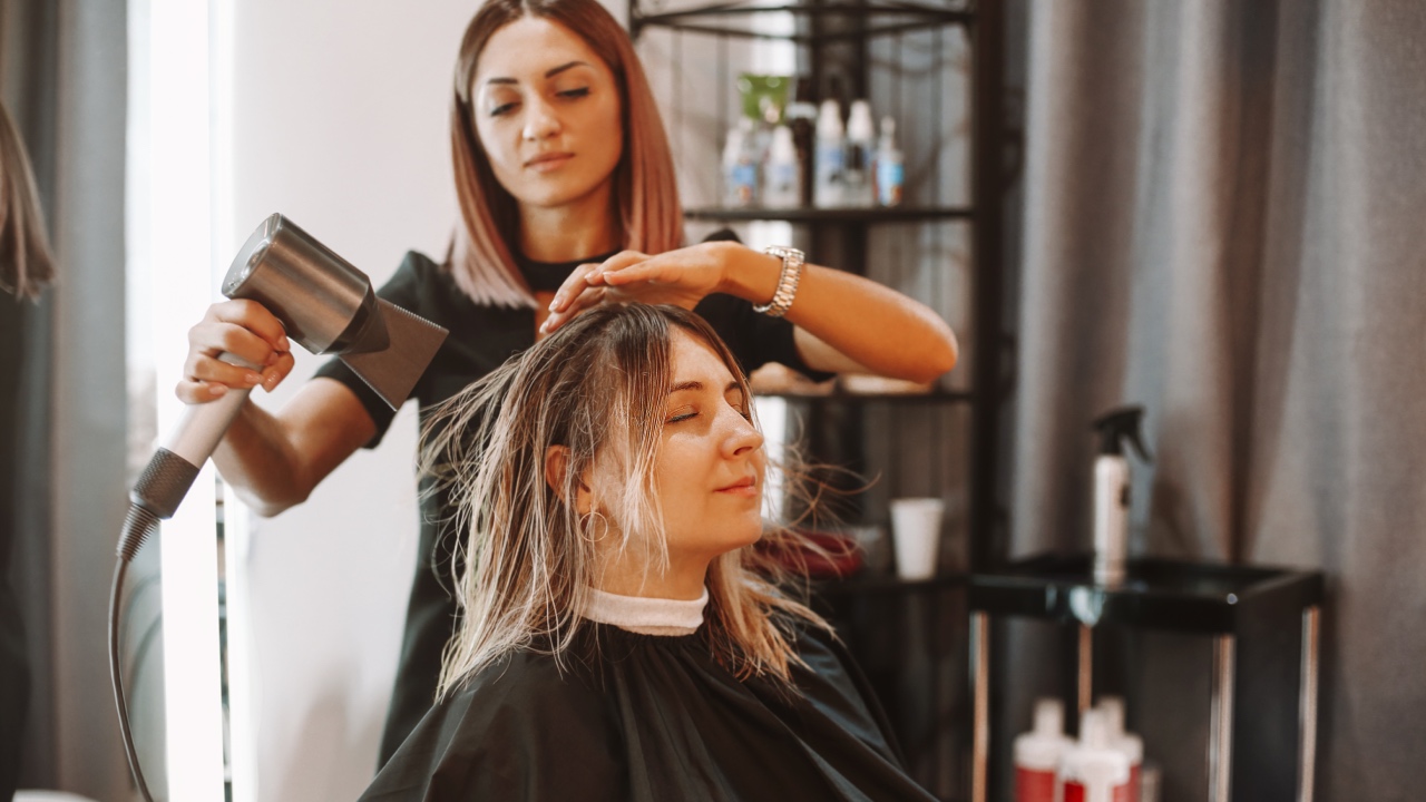 This is what a hairstylist first notices about you