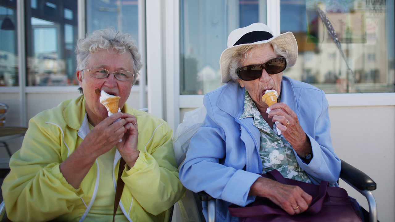 5 reasons to check on your elderly neighbour during a heatwave
