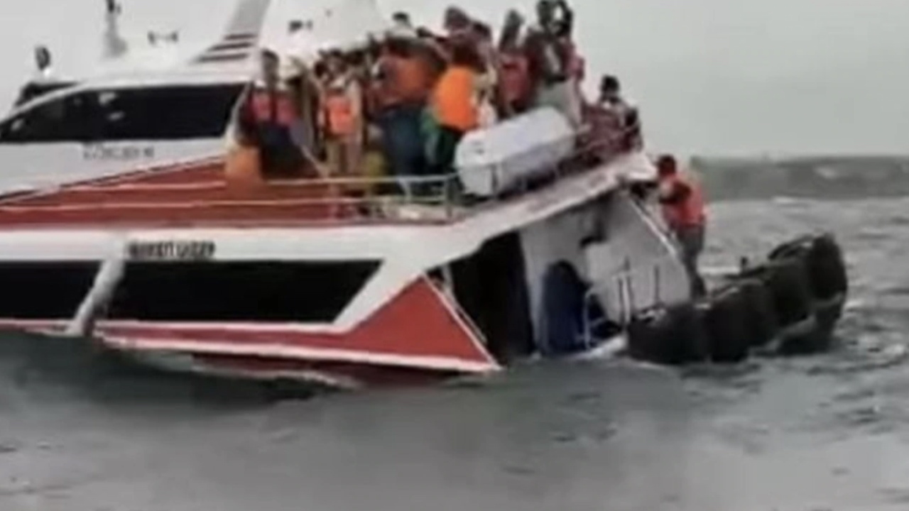 Terrified tourists forced to abandon sinking boat in Bali