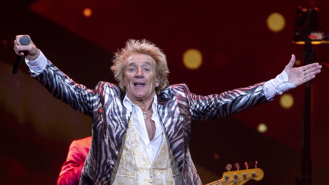 "I'll be there": Rod Stewart provides update after cancellation