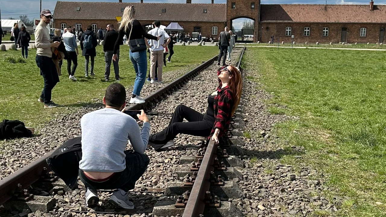 "Willfully clueless": Tourists slammed for disrespectful Auschwitz selfies