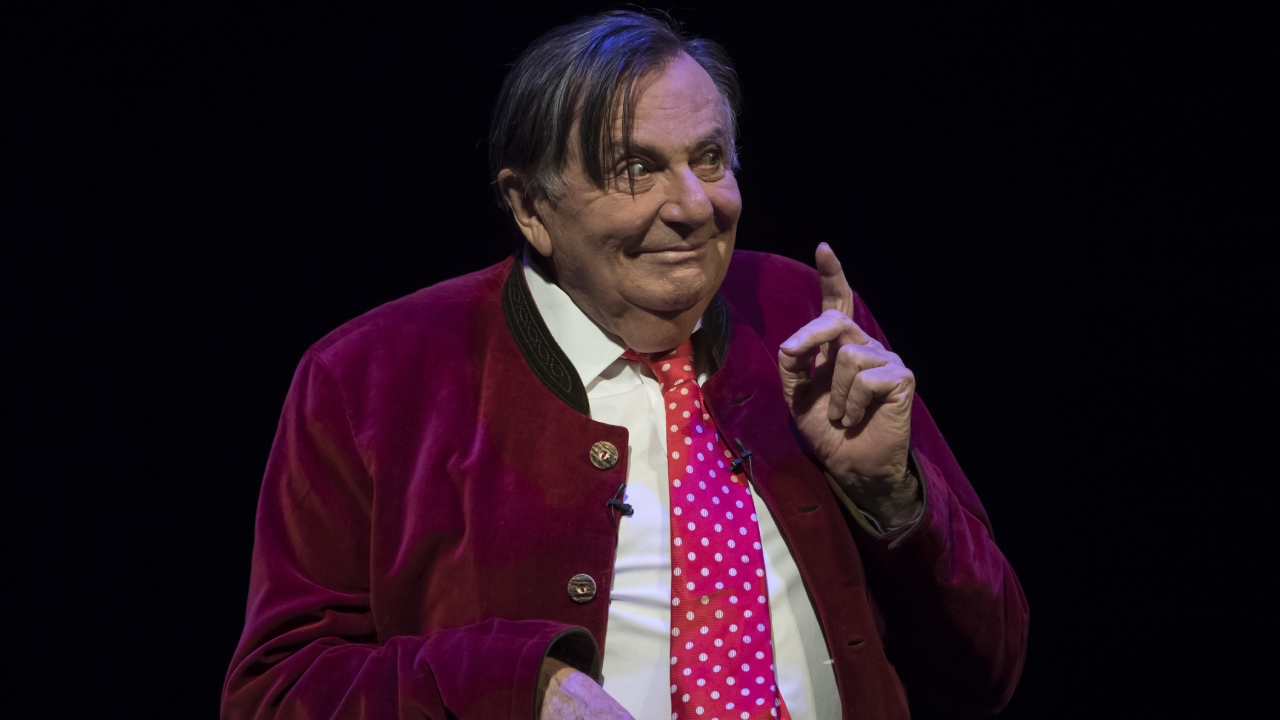 "I've been attacked": Barry Humphries' response to Comedy Festival incident