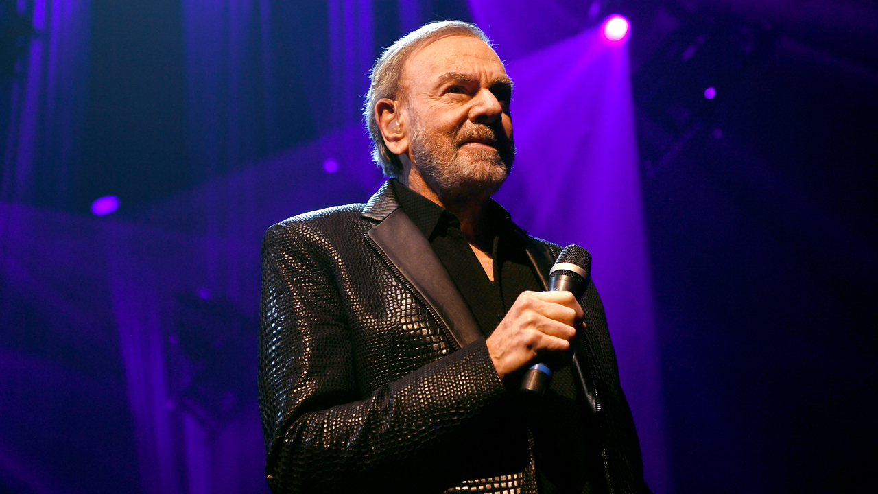  "The beat goes on": Neil Diamond opens up about life with Parkinson’s 