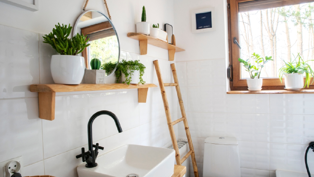 Creative ways to store more in your tiny bathroom