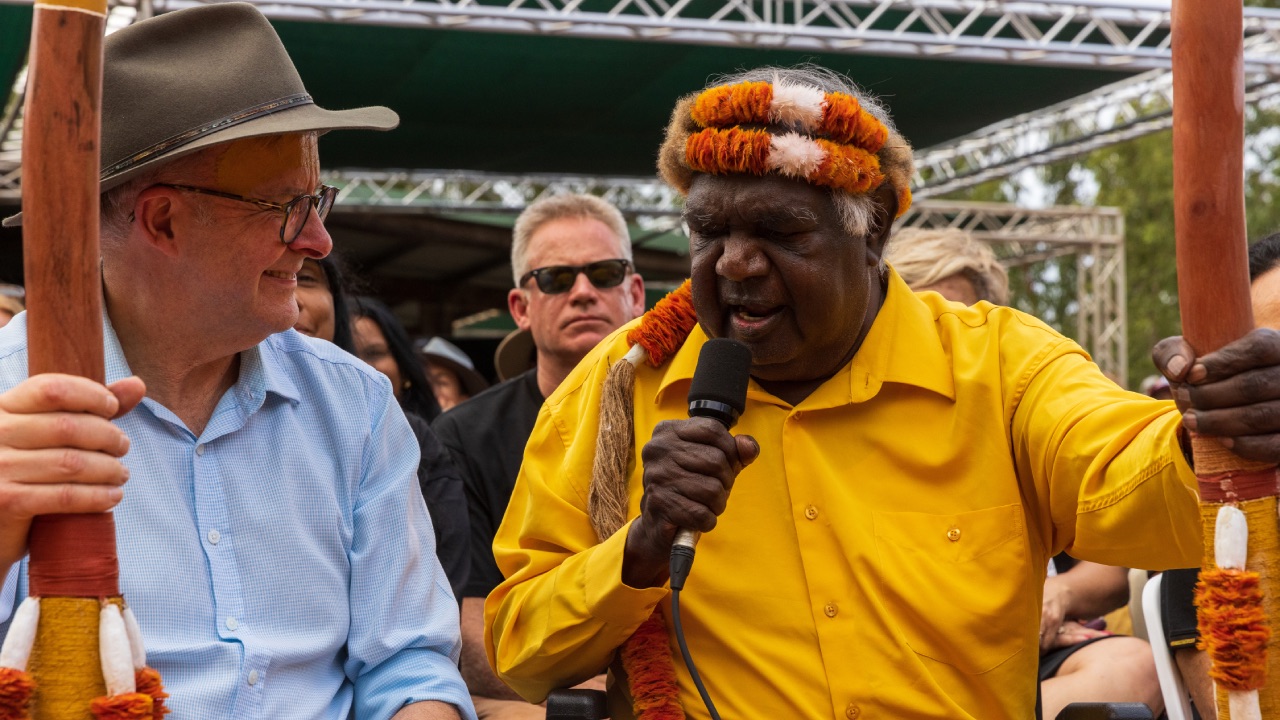"Giant of the nation": Indigenous leader Yunupingu dies