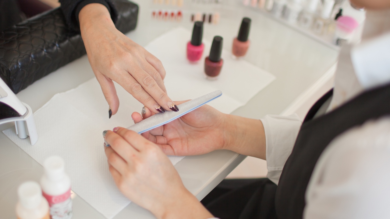 10 polite habits nail techs actually dislike – and what to do instead