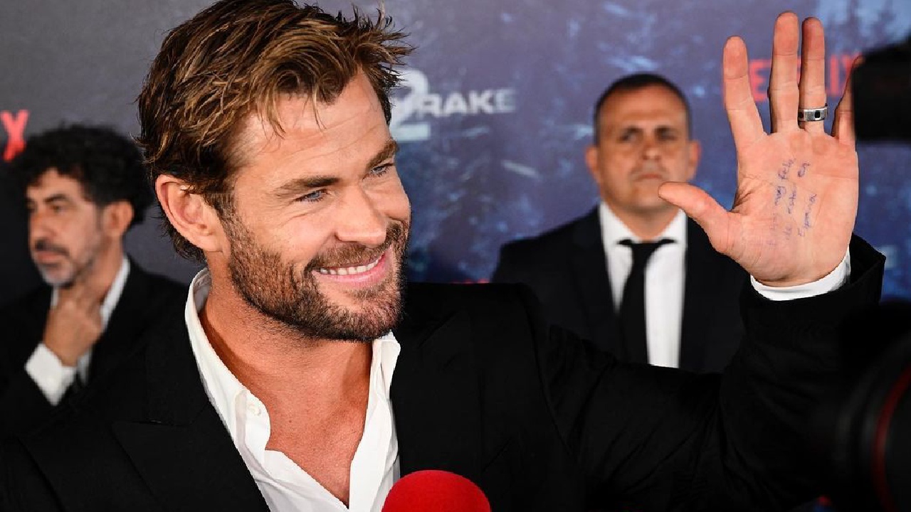 Adorable reason behind Chris Hemsworth’s red carpet cheat notes