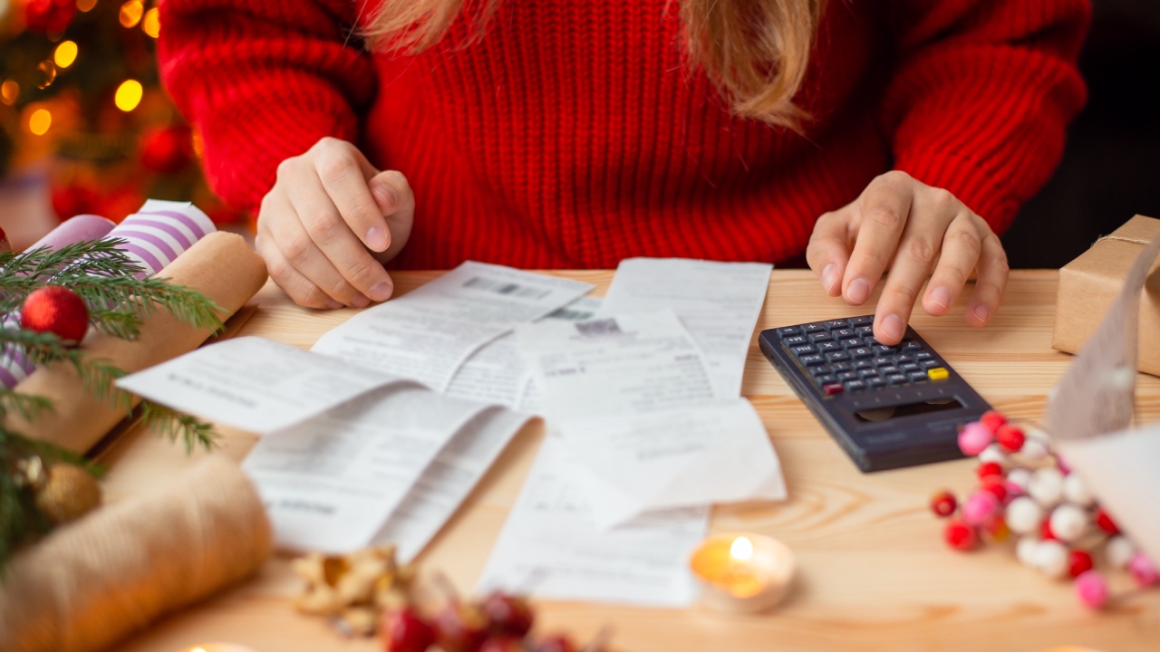 4 strategies to keep you from overspending this holiday season
