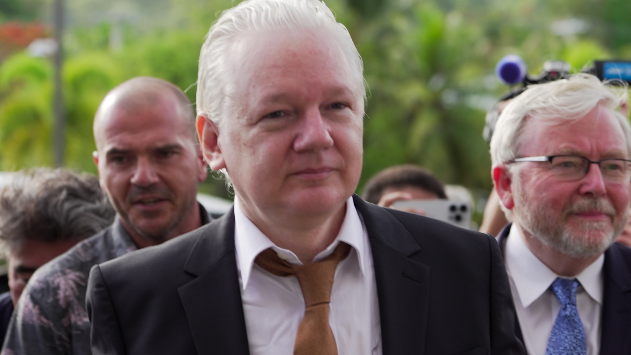 Julian Assange returns to Australia after guilty plea