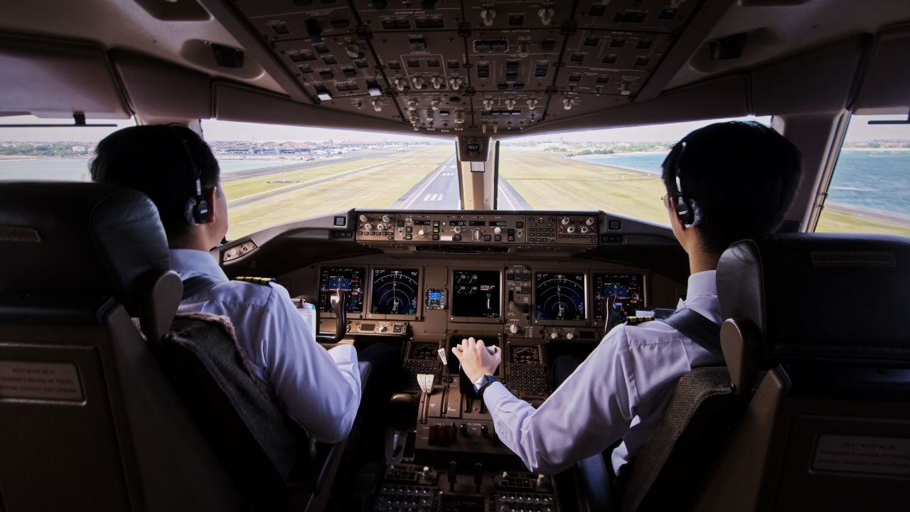 Almost half the men surveyed think they could land a passenger plane. Experts disagree