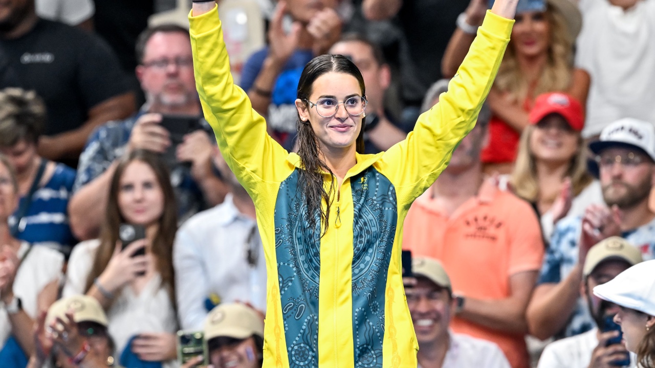 Aussie swimmer pays tribute to late father on the winner's podium