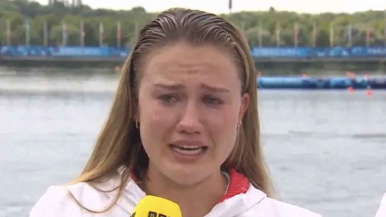 Gold medallist breaks down in tears over her late father's note