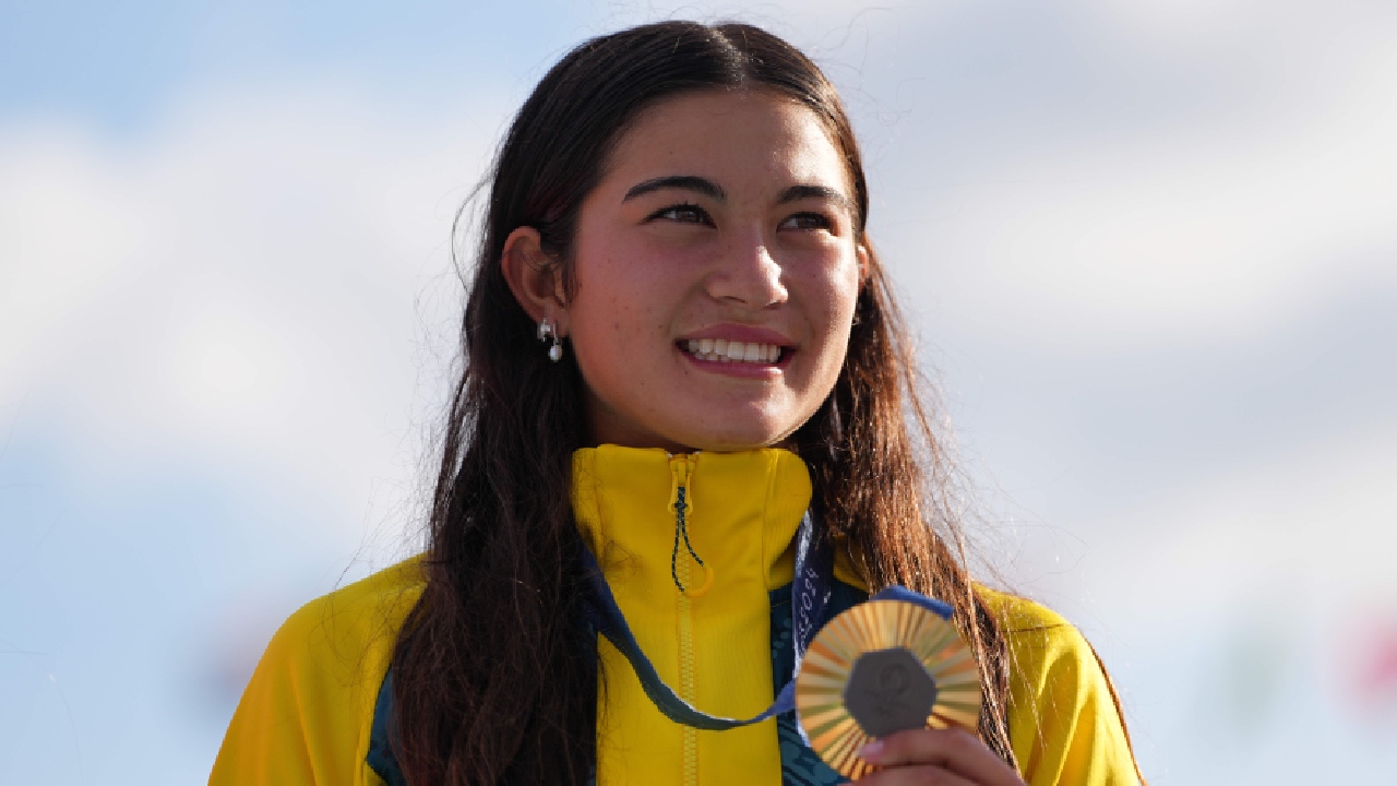 Young Aussie medallist's sweet plane gesture