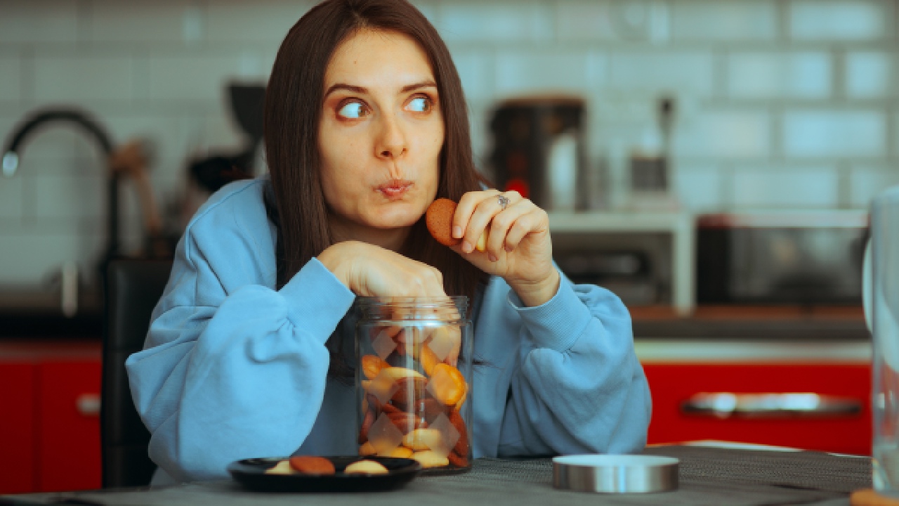 What causes food cravings? And what can we do about them?