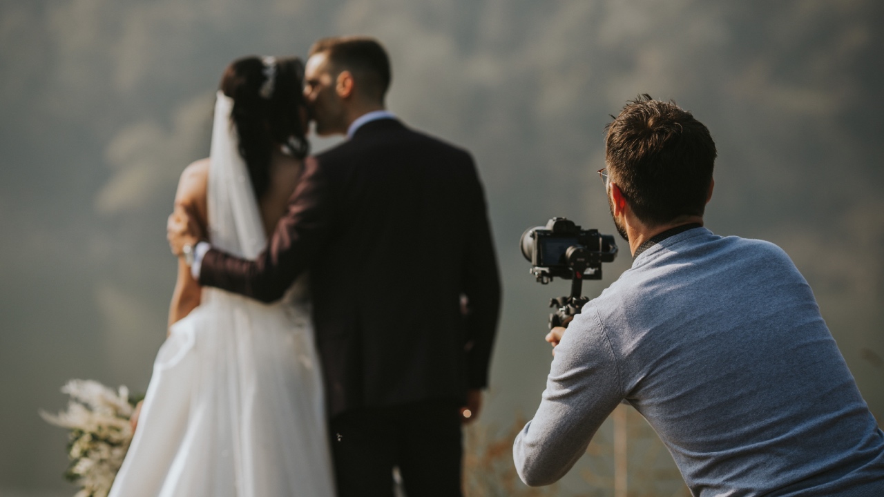 Bride slammed for asking wedding photographer to commit fraud 