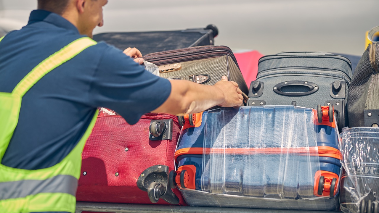 Baggage handler reveals the best kind of luggage to travel with