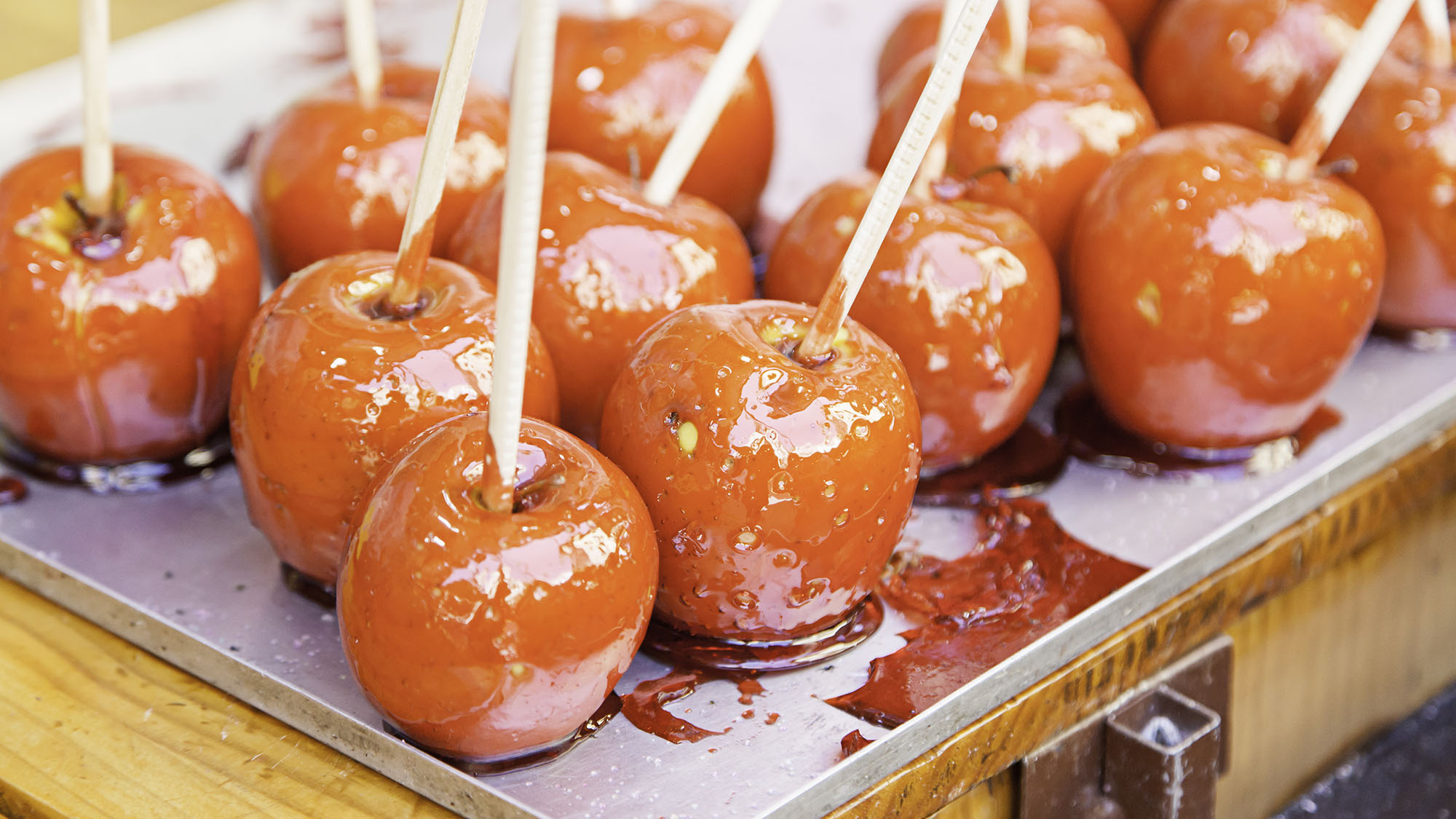 Toffee apples перевод. Ярмарочные яблоки в карамели. Яблоко в карамели калорийность. Игра 94 яблоки в карамели.