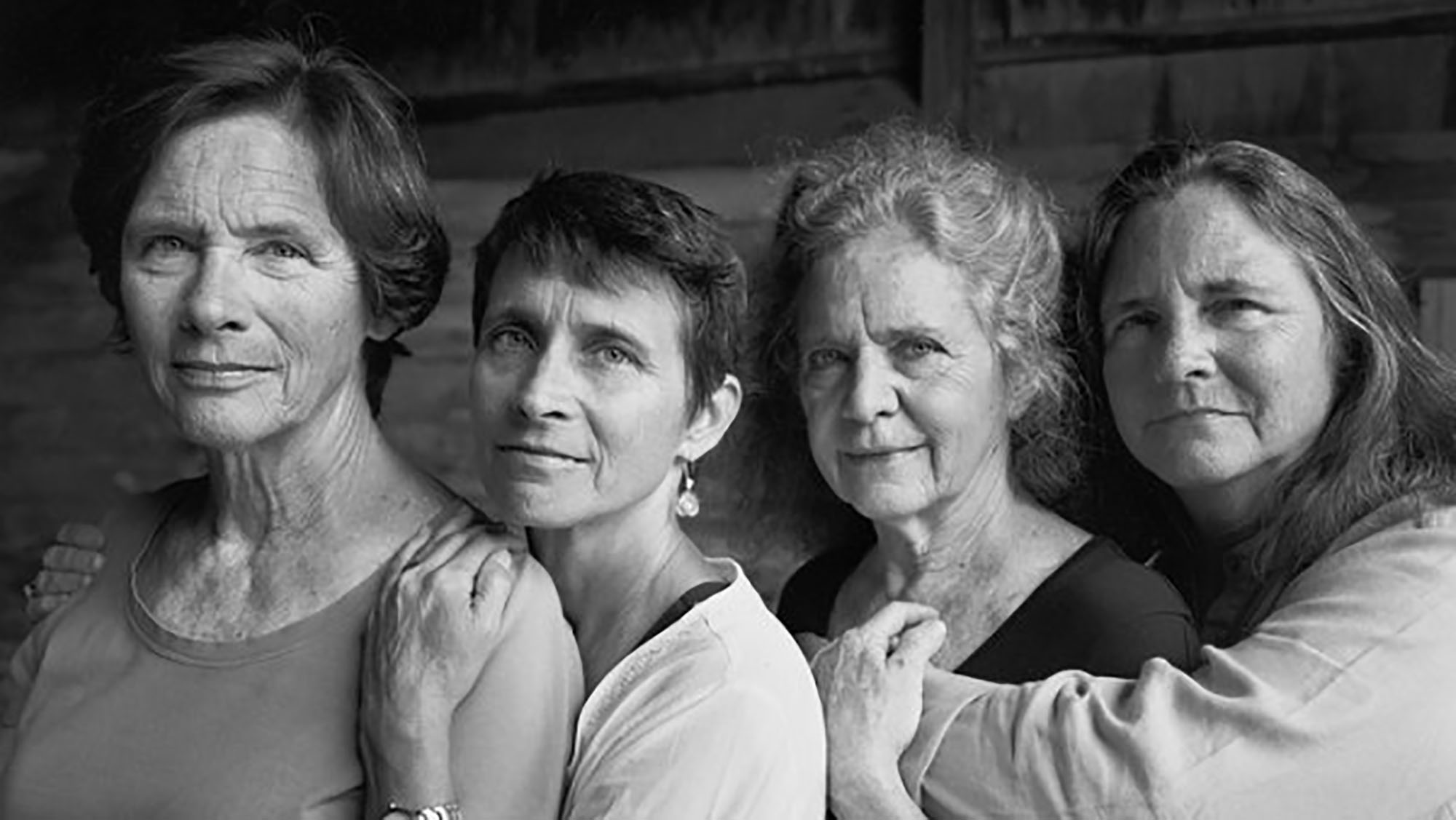 These four sisters posed for a picture every year for 40 years. See the amazing transformation over the years