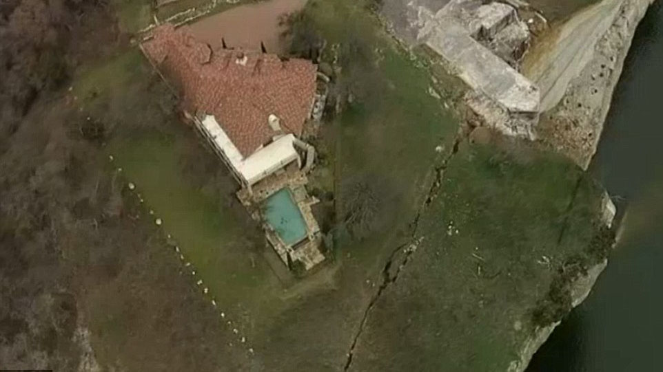 Luxury mansion in Texas about to fall off a cliff?