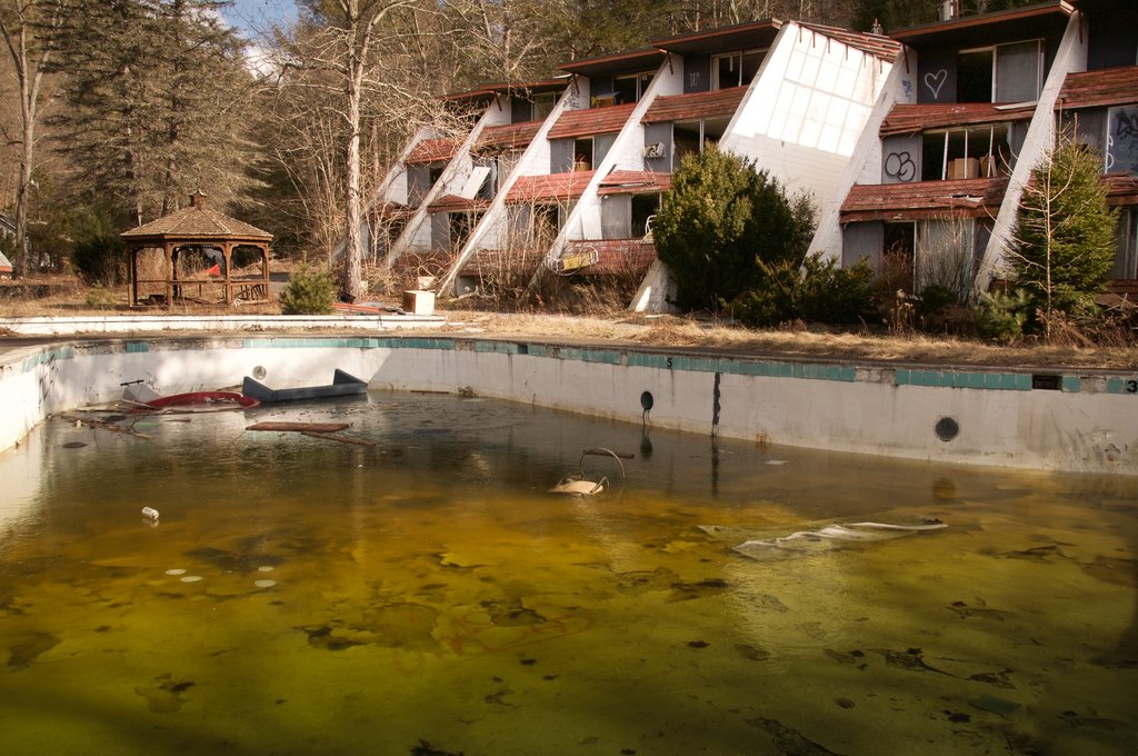 12 Eerie Photos Inside An Abandoned Hotel Oversixty