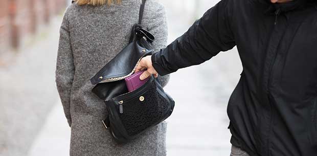 5 signs you’re about to be pickpocketed