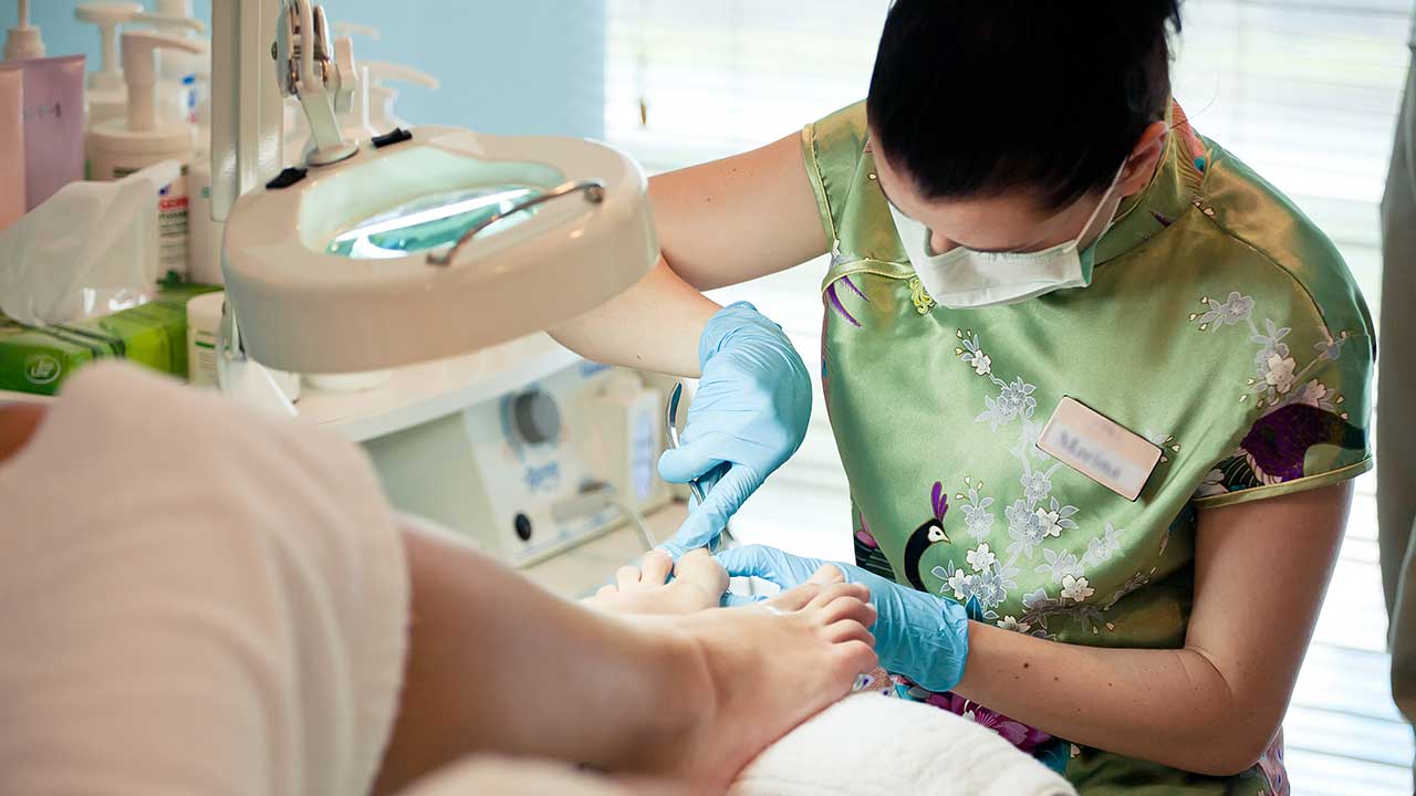 Warning against pedicures after woman almost loses leg